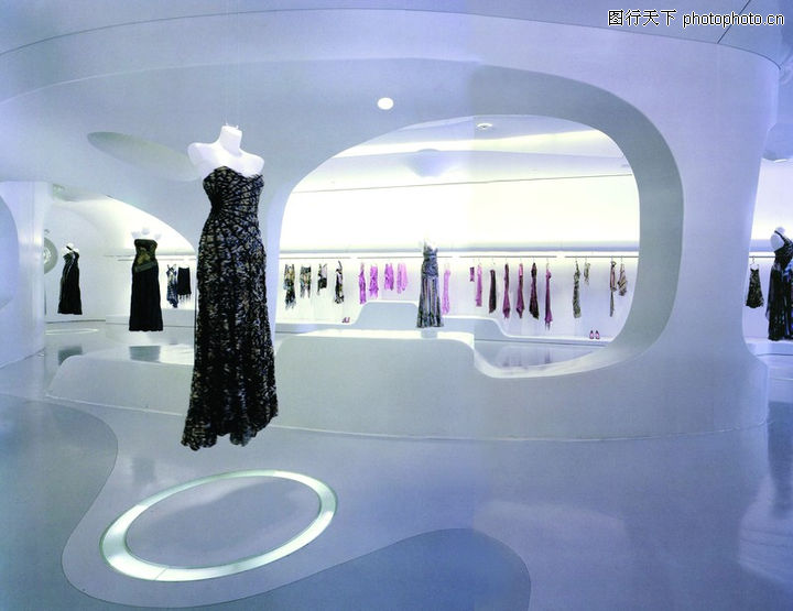 空間與服裝的對(duì)話 融合展示與服飾的室內(nèi)設(shè)計(jì)藝術(shù)